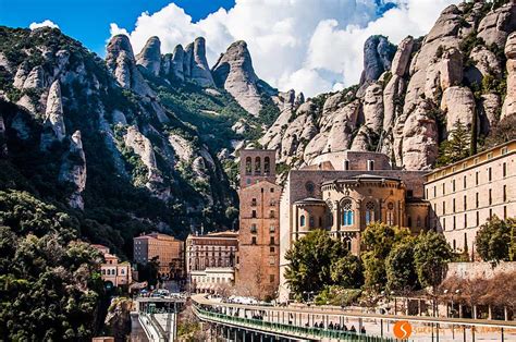 Veduta panoramica del monastero benedettino di Montserrat incastonato nella montagna