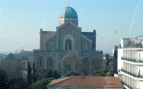 Veduta panoramica del Duomo dei Santi Pietro ed Eliseo che domina il paesaggio di Montegrotto Terme
