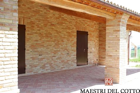 Dettaglio architettonico della facciata in mattoni faccia a vista e delle decorazioni del portale