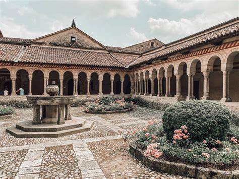 Chiostro romanico dell'abbazia di Follina con dettagli sulle colonne