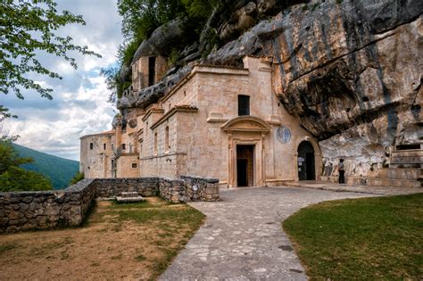 dettaglio di un affresco in un eremo scavato nella roccia