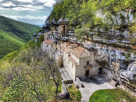 vista panoramica dalla Scala Santa dell'eremo di Santo Spirito a Majella