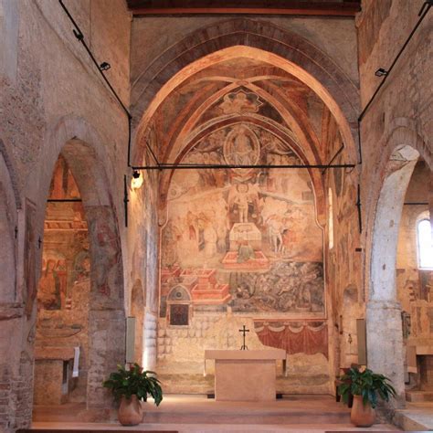 Panorama della chiesa di San Giorgio ad Albenga con i prati circostanti