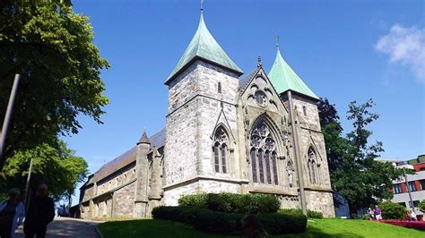 Veduta esterna della Cattedrale di Stavanger con i suoi caratteristici elementi architettonici medievali