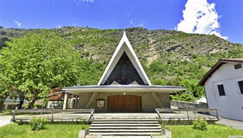 Facciata moderna e portale bronzeo del Santuario della Madonna del Colle