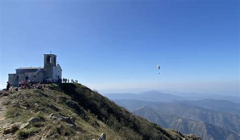 Panorama a 360 gradi dalla vetta del Monte Tobbio, con vista sulle valli e sulle Alpi