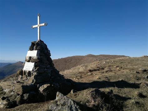 Cima del Monte Figne con la croce di vetta e il caposaldo topografico