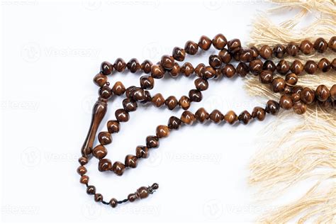 Foto ravvicinata di un tasbih (rosario islamico) con grani di pietra o fango cotto