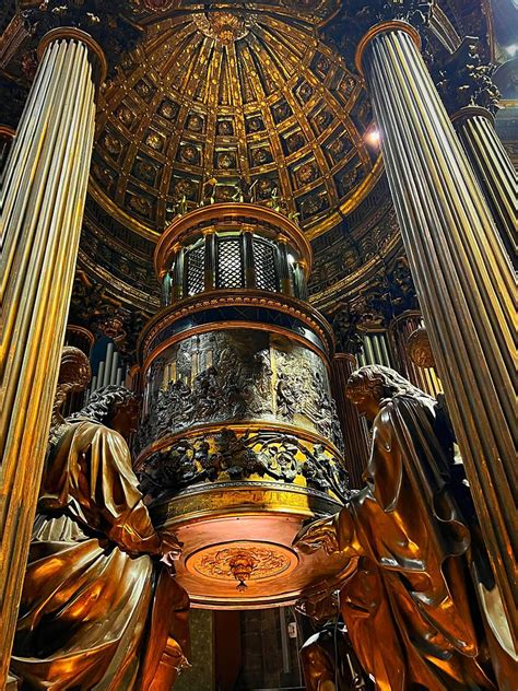 Dettaglio fotografico del ciborio del Vecchietta con evidenza delle figure a tutto tondo e del tempietto centrale.