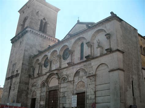 Veduta d'insieme della facciata romanica della Cattedrale di Benevento con il suo campanile