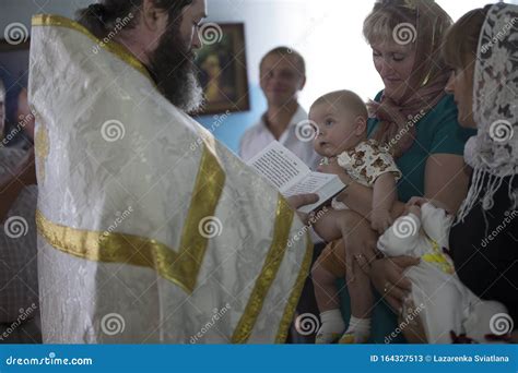 Bambino africano in preghiera con un sacerdote