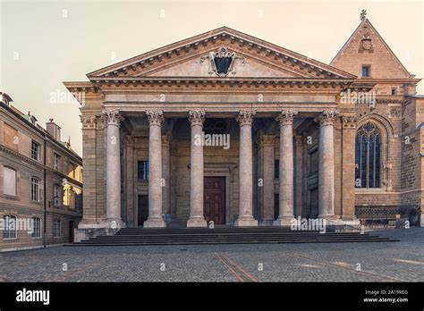 Foto della facciata della Cattedrale di San Pietro a Ginevra