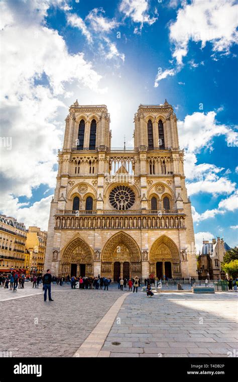 Foto della facciata della Basilica Notre-Dame di Ginevra