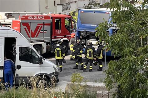 Fotografia di un mezzo dei Vigili del Fuoco durante un'operazione di soccorso o di supporto logistico