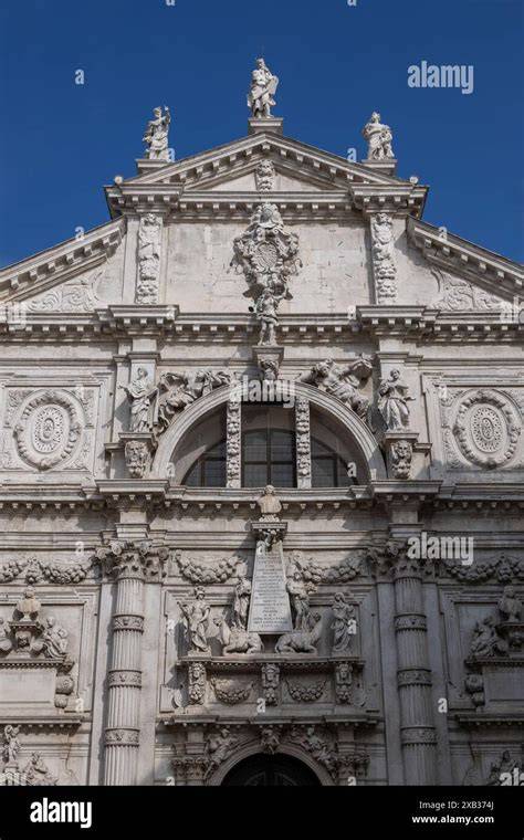 Dettaglio della facciata barocca della Chiesa del Rosario