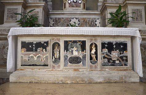 Interno di una delle cappelle laterali con decorazioni a scagliola