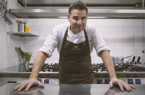 Ritratto dello chef Marco Baglieri nel suo ambiente di lavoro