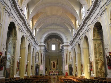 Foto attuale dell'interno della chiesa di Cerro Maggiore, focalizzata sul presbiterio