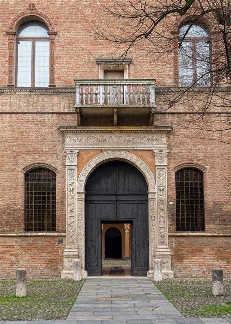 Veduta prospettica del Palazzo Apostolico di Eboli con evidenza del portale in pietra e dei balconi decorati.