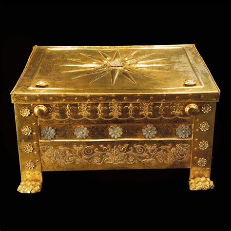 Fotografia di un corredo funerario dell'Età del Ferro composto da monili in bronzo dorato e ambra.