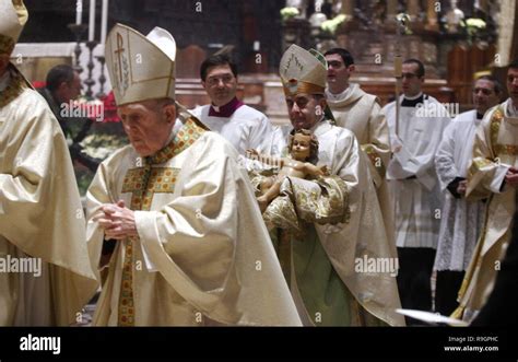 Foto di monsignor Massimo Bazzichetto durante la celebrazione