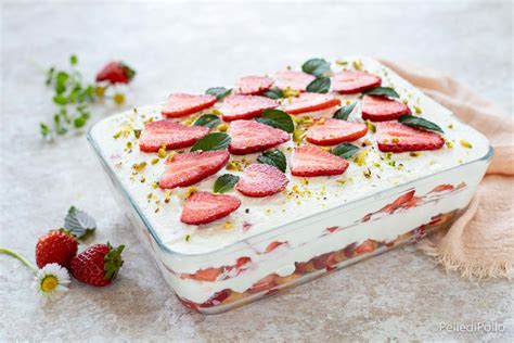 Tiramisù alle fragole decorato con menta fresca e limone