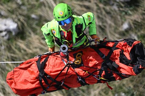 Immagine stilizzata di un'operazione di soccorso alpino con elicottero e verricello