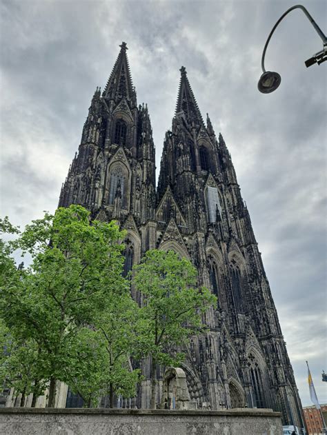 Veduta d'insieme del Duomo di Colonia con le sue imponenti torri gemelle e la struttura gotica.