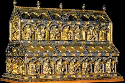 Fotografia del prezioso Reliquiario dei Re Magi, opera di Nicolas de Verdun, finemente lavorato in oro e pietre preziose.