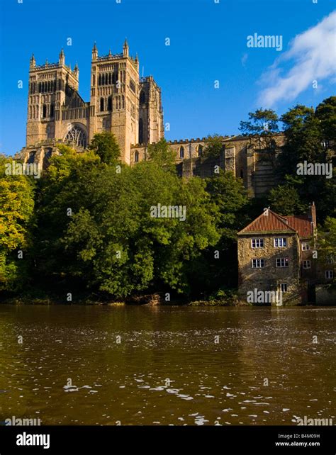 Veduta panoramica della Cattedrale di Worcester che si affaccia sul fiume Severn