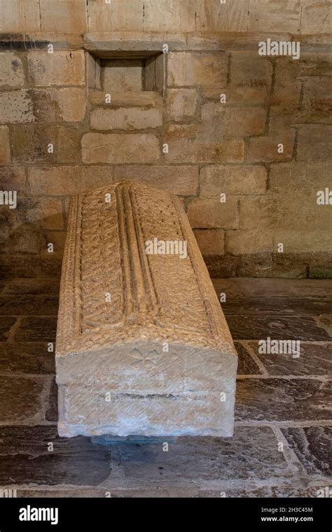 Fotografia di dettaglio del sarcofago scultoreo conservato all'interno della chiesa