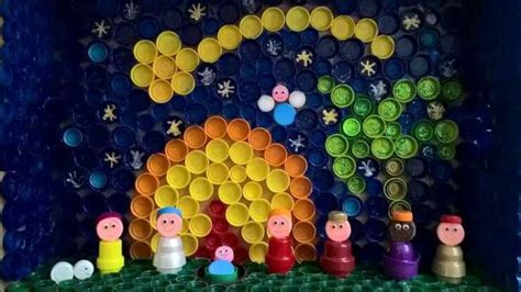 Bambini che creano un presepe con materiali di riciclo e mascherine