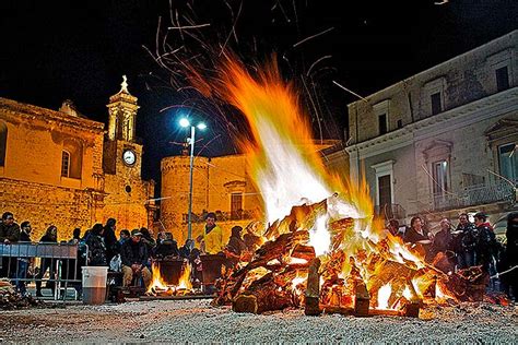 Foto di grandi falò notturni accesi per la Festa della Venuta