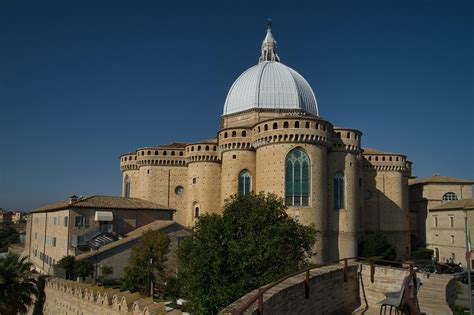 Foto di aerei militari che sorvolano la Basilica di Loreto