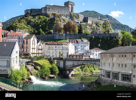 Foto panoramica del Castello di Lourdes e delle vette dei Pirenei