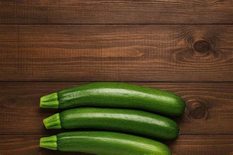 Infografica sulla scelta delle zucchine fresche: illustra caratteristiche come lucidezza, compattezza e colore chiaro