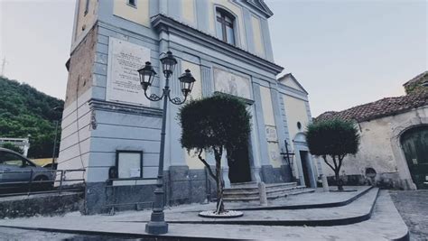 Veduta d'insieme della facciata e del sagrato della chiesa parrocchiale di Sacca di Esine
