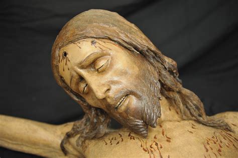Crocifisso ligneo restaurato del XV secolo con dettagli anatomici