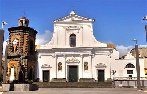 Veduta panoramica della facciata neoclassica della Basilica di Santa Croce a Torre del Greco