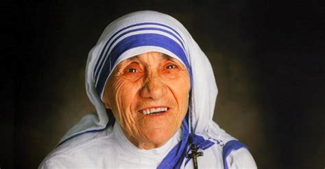 Foto di Madre Teresa in abito di suora di Loreto con le studentesse