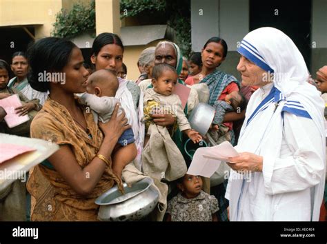 Foto di Madre Teresa con i malati o i bambini in India