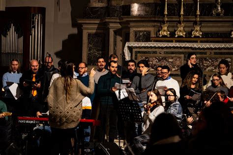 Giovani che pregano in oratorio