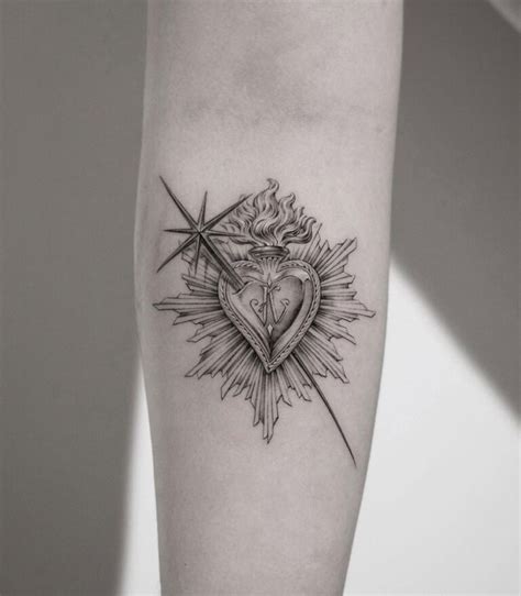 Esempio di tatuaggio del Sacro Cuore con dettagli simbolici