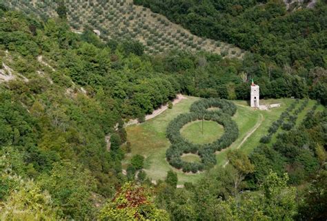 Foto aerea o panoramica del Bosco di San Francesco ad Assisi