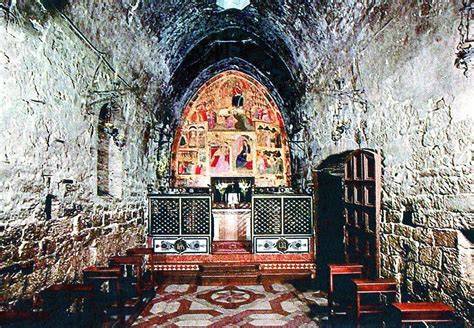 Interno della Porziuncola di Assisi, con l'altare e la pala d'altare del 1393.