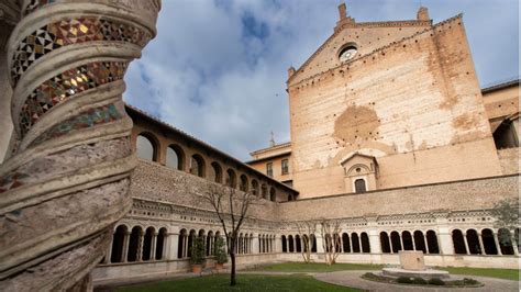 Foto del chiostro della Basilica di San Francesco a Palma di Maiorca, evidenziandone gli stili architettonici variegati.