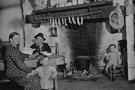 foto storica di una cucina contadina con padella appesa