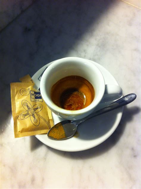 tazza di tè o caffè accanto a un testo sacro