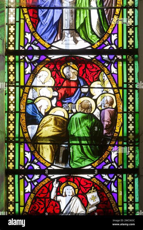 Dettaglio di una vetrata che rappresenta una delle tentazioni di Cristo.