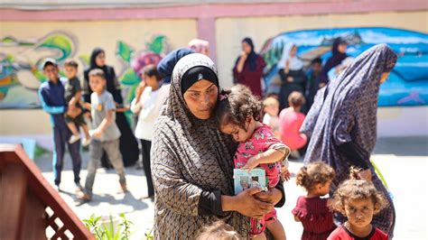 Foto di Suor Hilda Mary con i bambini a cui presta servizio